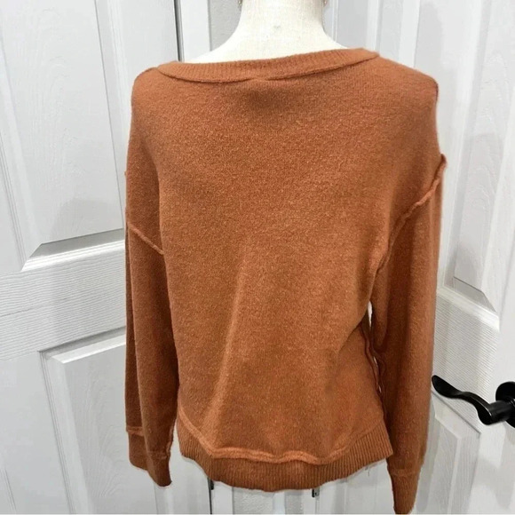 Wishlist reverse hem v- neck neutral brown sweater - Picture 3 of 9